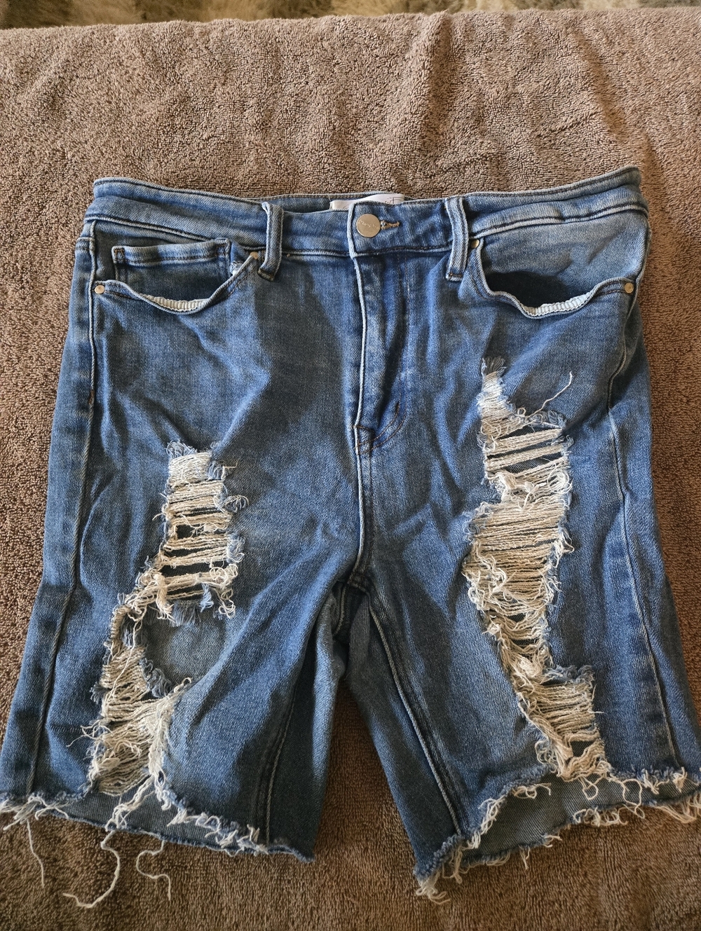 Skinnyfries blue Jean shorts. 17